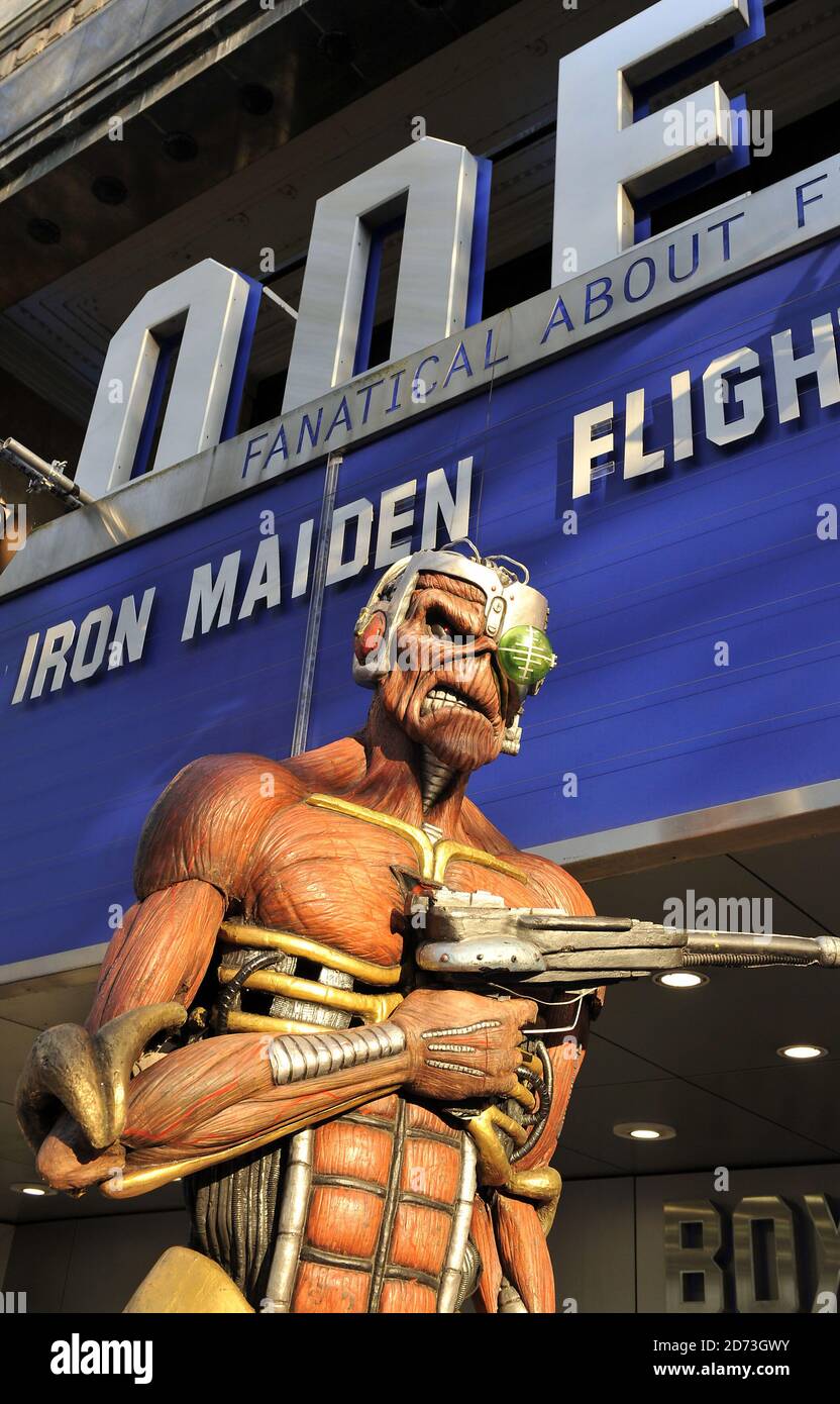 Eddie', la mascotte d'Iron Maiden, à la première du film Iron Maiden:  Flight 666, qui s'est tenu à l'Odéon de Kensington, dans l'ouest de Londres  Photo Stock - Alamy