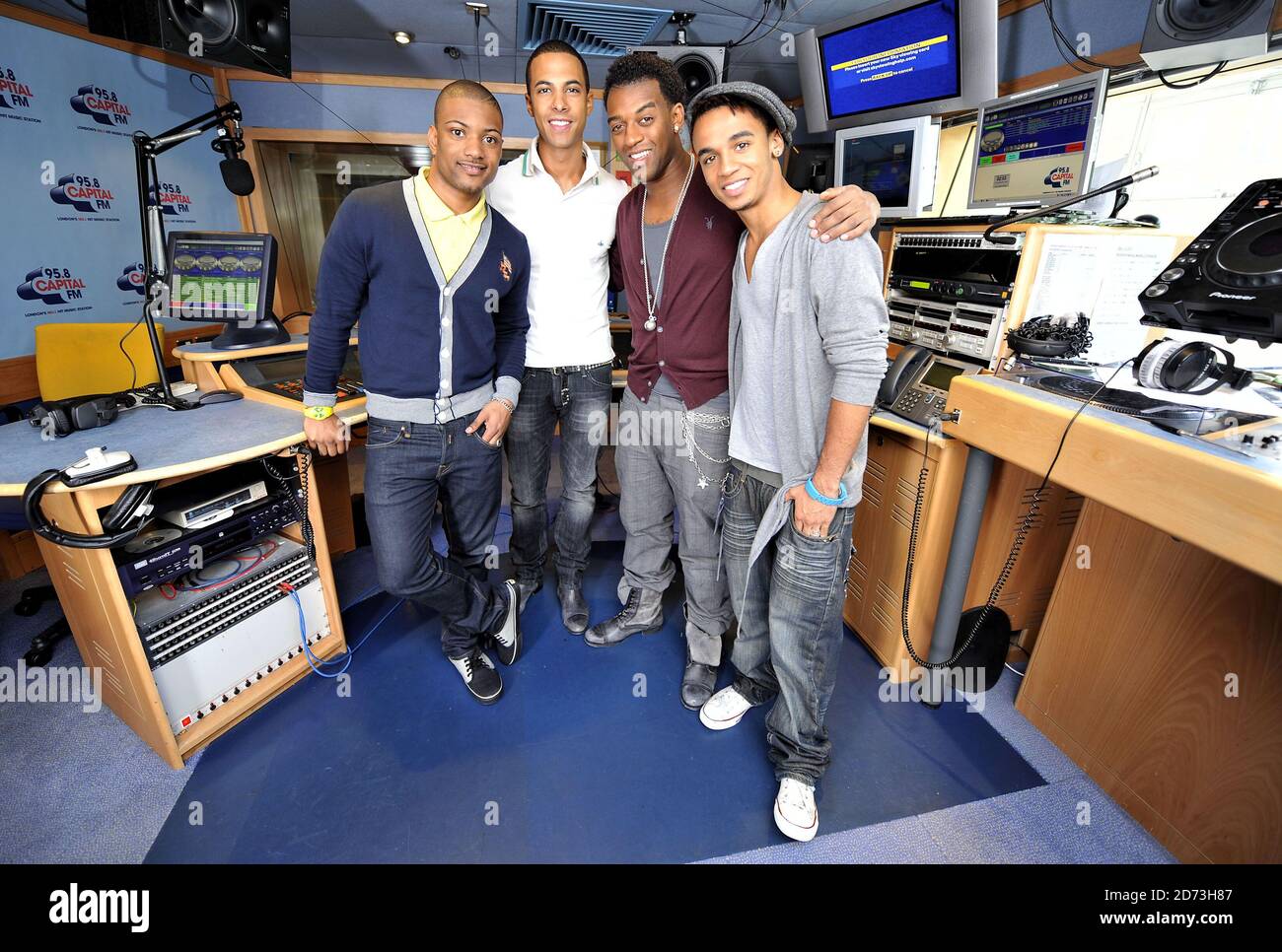 (G-D) Jonathan Gill, Marvin Humes, Oritse Williams et Aston Merrygold de JLS sont interviewés dans le cadre de l'émission de petit-déjeuner Capital radio, aux studios Global radio du centre de Londres Banque D'Images