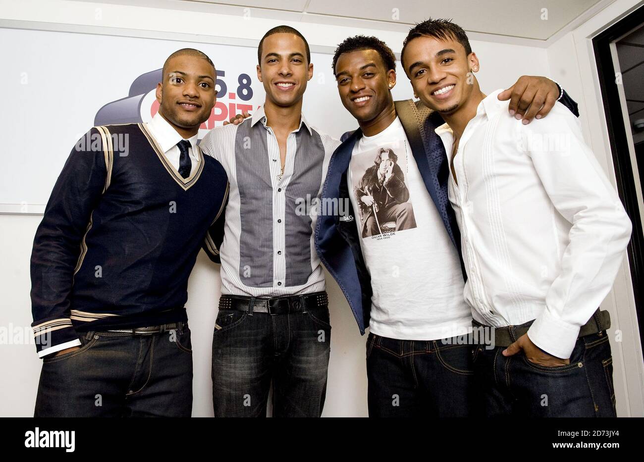 JLS (l-r Jonathan Gill, Marvin Humes, Ortaise Williams et Aston Merrygold) posent pour des photographies tout en coaccueillant un spectacle sur Capital FM, aux studios Global radio du centre de Londres. Banque D'Images