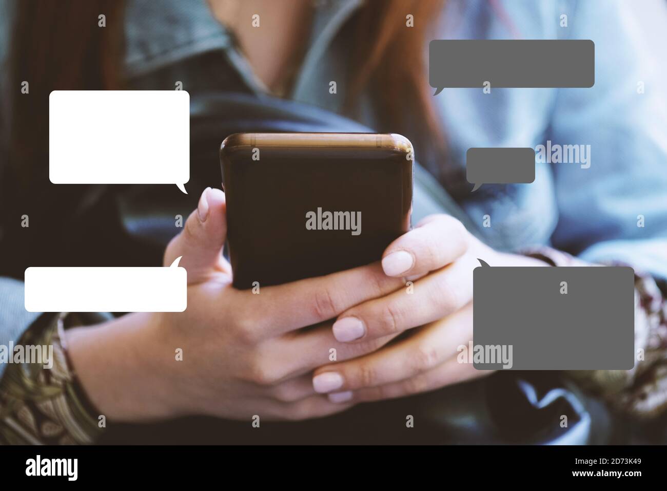 concept de messagerie texte sur smartphone avec chat ou bulles vocales - jeune femme méconnue utilisant un téléphone mobile pour la messagerie instantanée Banque D'Images