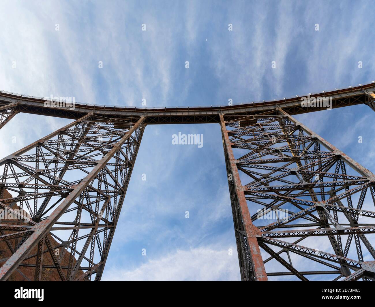 Pont ferroviaire la Polvorilla point de repère de l'Altiplano en Argentine près de San Antonio de los Cobres. Le pont est l'arrêt final pour le trai touristique Banque D'Images