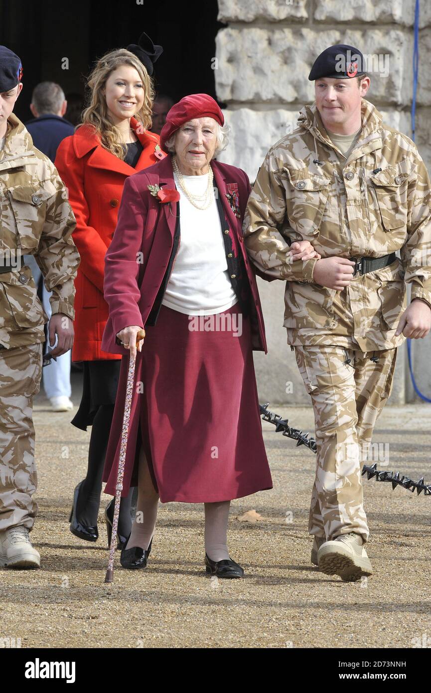 Dame Vera Lynn, Hayley Westenra et des membres des Queen's Life Guards assistent au lancement de l'appel du coquelicot de la Légion royale britannique 2009, à la Horesguards Parade, dans le centre de Londres. Banque D'Images