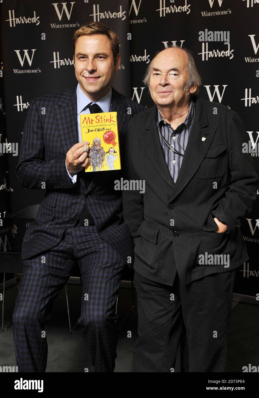 David Walliams (l) et Quentin Blake posent pour des photographies avant de signer des copies de leur livre M. Slink, à Waterstone's à Harrods, à l'ouest de Londres. Banque D'Images