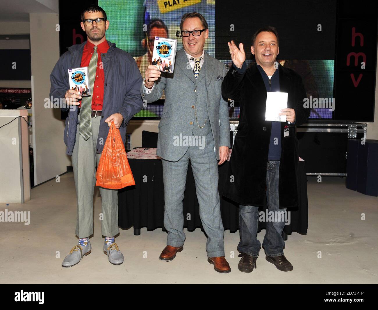 (l-r) Angelos Epithemiou, Vic Reeves et Bob Mortimer posent pour des photographies avant de signer des copies du DVD Shooting Stars, à HMV Oxford St dans le centre de Londres. Banque D'Images