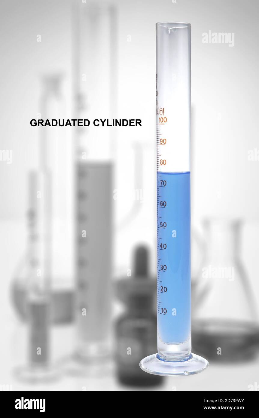 Flacon de laboratoire chimique avec cylindre gradué en liquide Banque D'Images