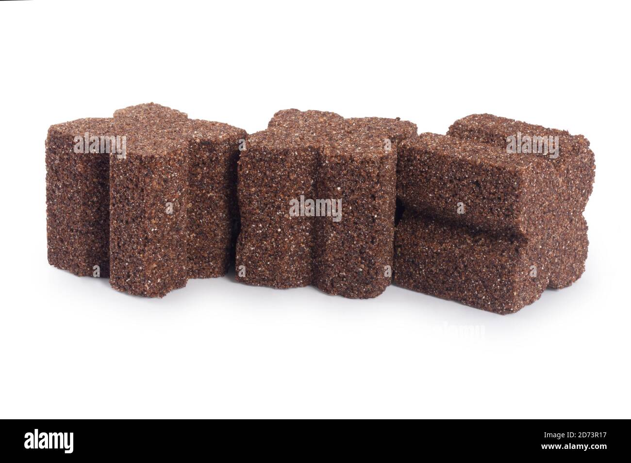 Une photo de studio de cubes de bouillon de bœuf coupée contre un Fond blanc - John Gollop Banque D'Images