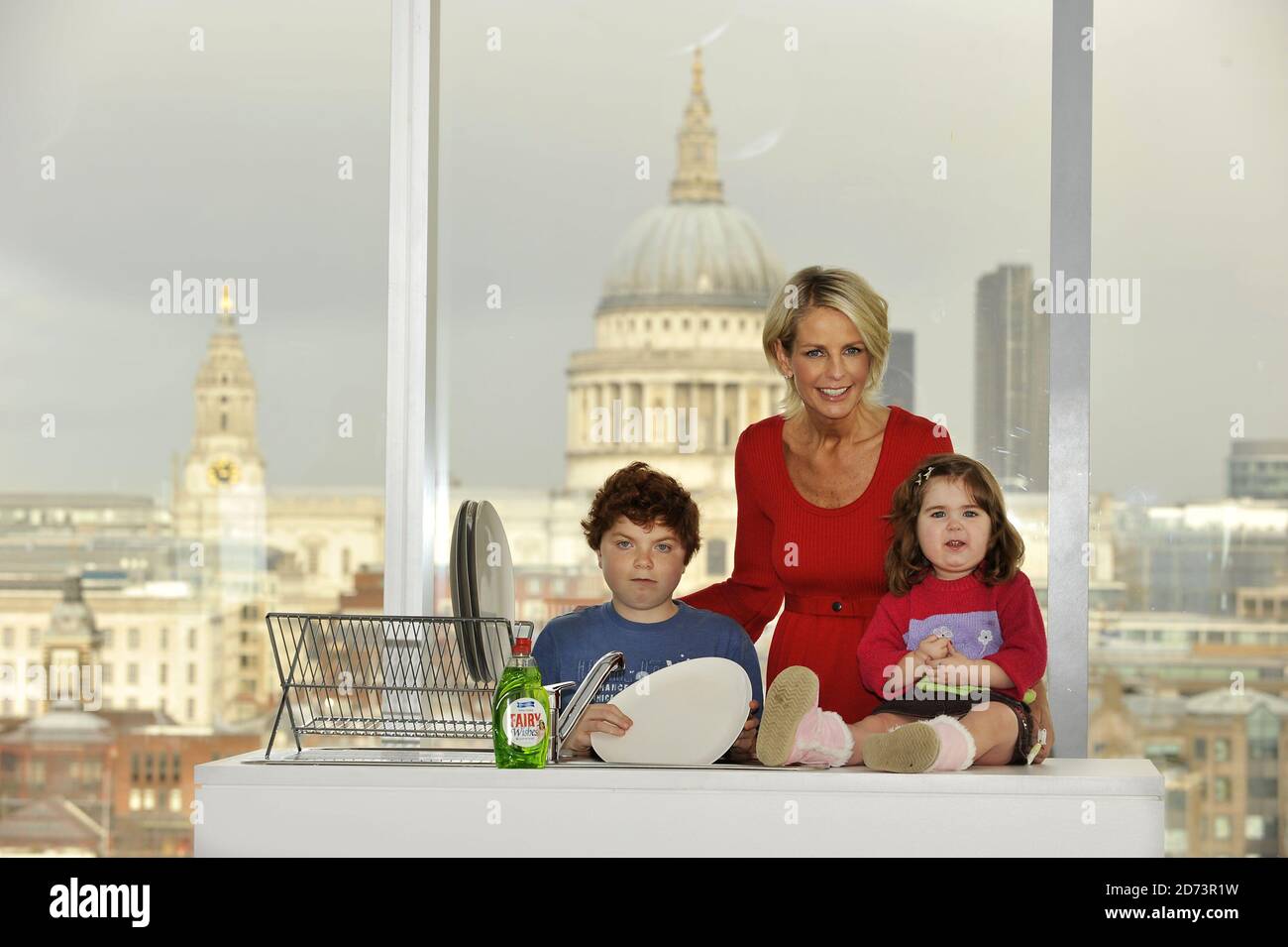 Ulrika Jonsson, avec Cameron Coxall, 10 ans, qui souffre de la dystrophie musculaire de Duchenne et Holly Chambers, quatre ans, qui souffre de l'histiocytose cellulaire de Langerhans lance la campagne Fairy Washing Up for Wishes à Tate Modern ce matin.Date de la photo : dimanche 29 novembre 2009. La campagne appelle la nation à se laver en aide à la Fondation Make-A-Wish, qui accorde des voeux aux enfants et aux jeunes qui luttent contre des maladies potentiellement mortelles. Banque D'Images