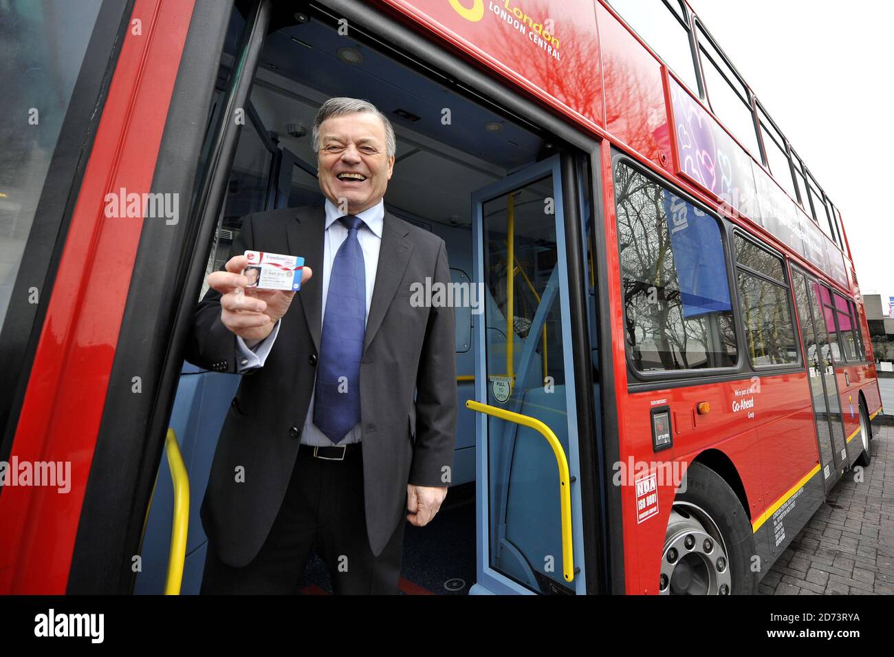 Tony Blackburn prend la parole au lancement de la campagne de réémission du Freedom Pass, au Théâtre national du centre de Londres. Tous les utilisateurs de Freedom Pass devront renouveler leurs cartes avant le 31 mars 2010. Banque D'Images