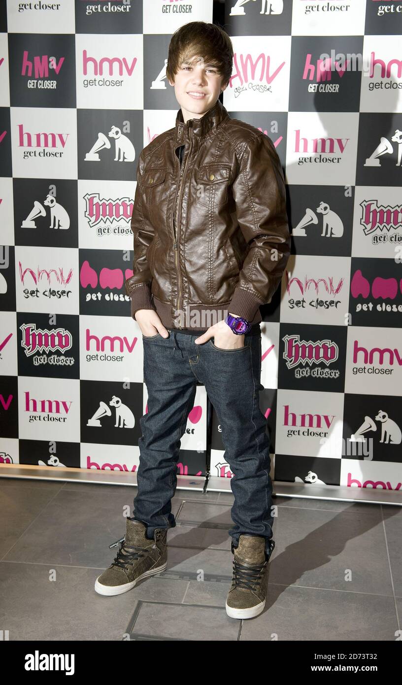 Justin Bieber pose pour des photographies avant une apparition personnelle à HMV à Westfield, dans l'ouest de Londres. Plus de 1,500 fans se sont tournés vers le haut pour essayer de rencontrer le chanteur. Banque D'Images