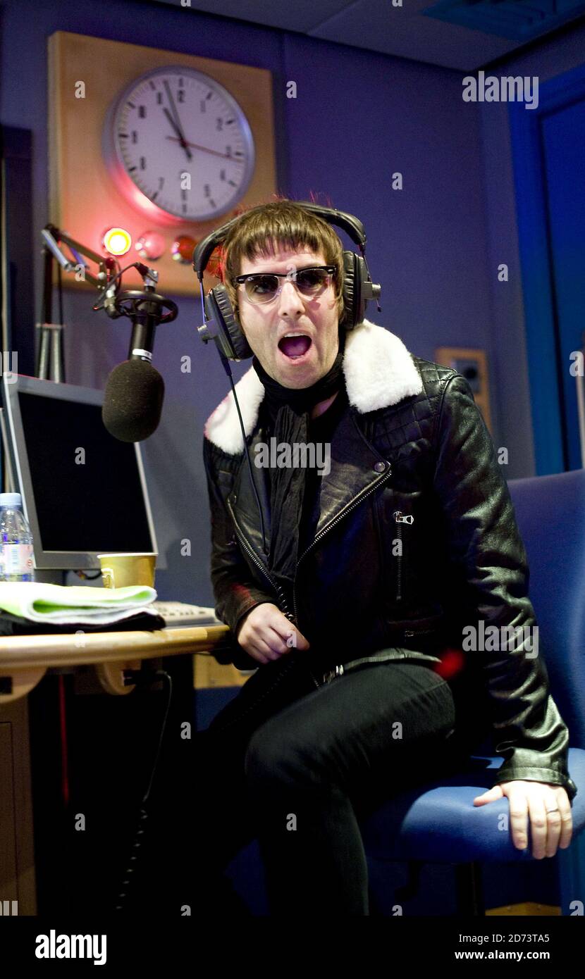 Liam Gallagher est interviewé par Dave Berry pour le XFM Breakfast Show, dans les studios Global radio du centre de Londres. Banque D'Images