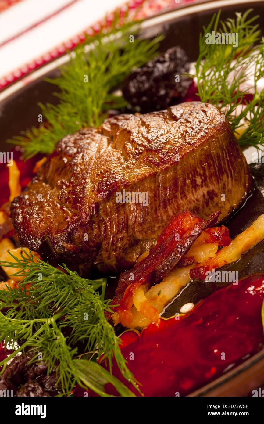 Steak de viande grillé avec pruneaux et aneth Banque D'Images