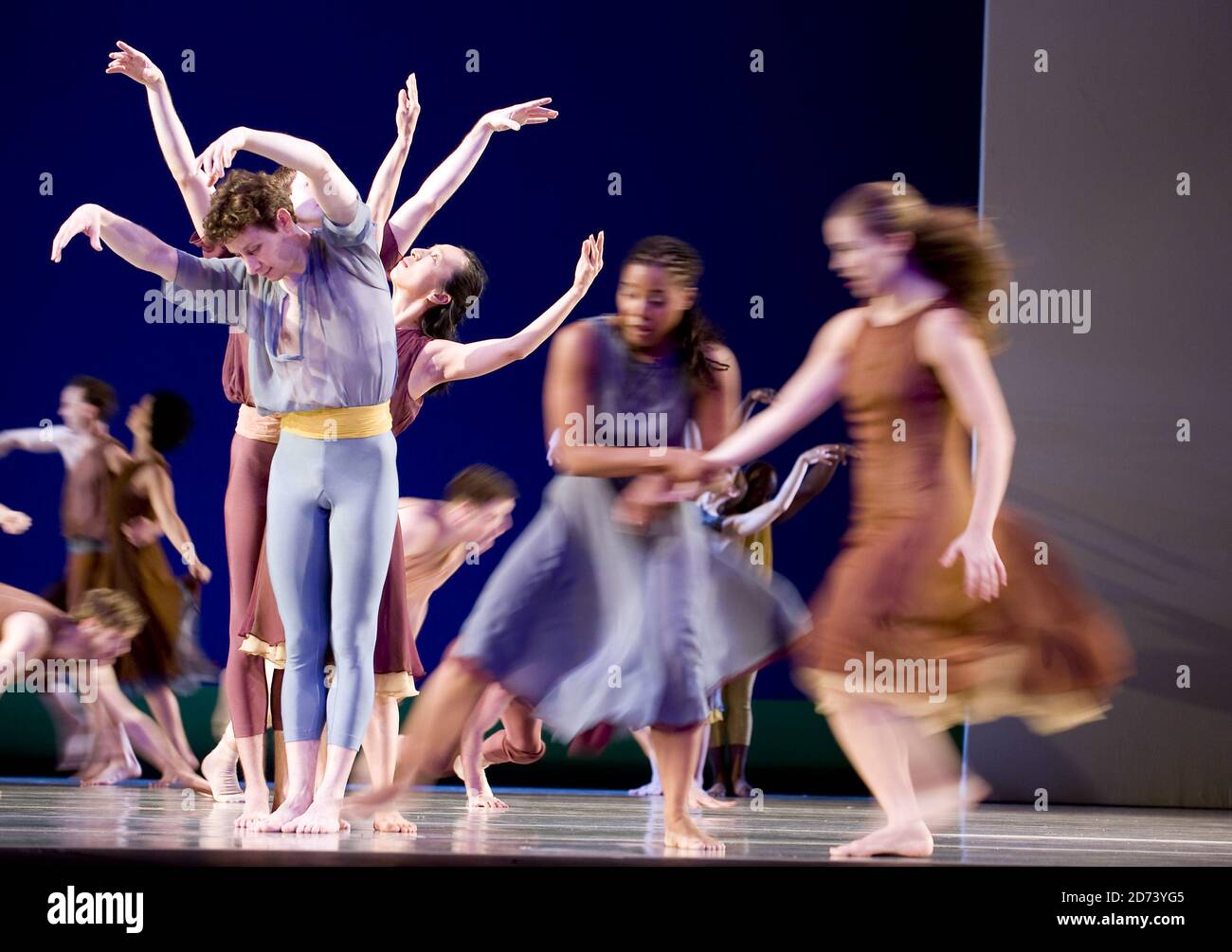 Les danseurs du Mark Morris Dance Group interprètent l'Allegro, il Penseroso ed il Moderato au théâtre du Coliseum, dans le centre de Londres. Banque D'Images