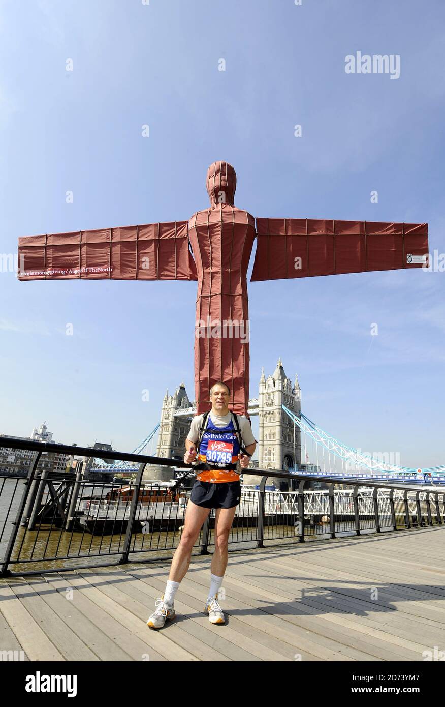 George Bingham, coureur de marathon, pose pour des photos avant le marathon de Londres dimanche. Il sera en train de courir le cours portant un costume d'Ange du Nord, ce qui va battre le record du monde pour le plus grand costume porté courir un marathon. Banque D'Images