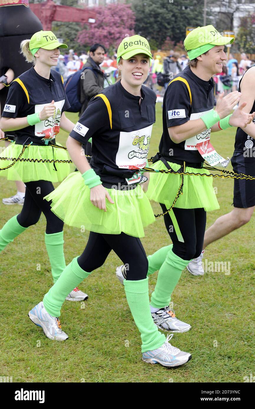 La princesse Beatrice de York et Dave Clark sont vus au début du marathon de Londres 2010, avec leur « équipe Caterpillar » à Blackheath, dans le sud de Londres. Banque D'Images