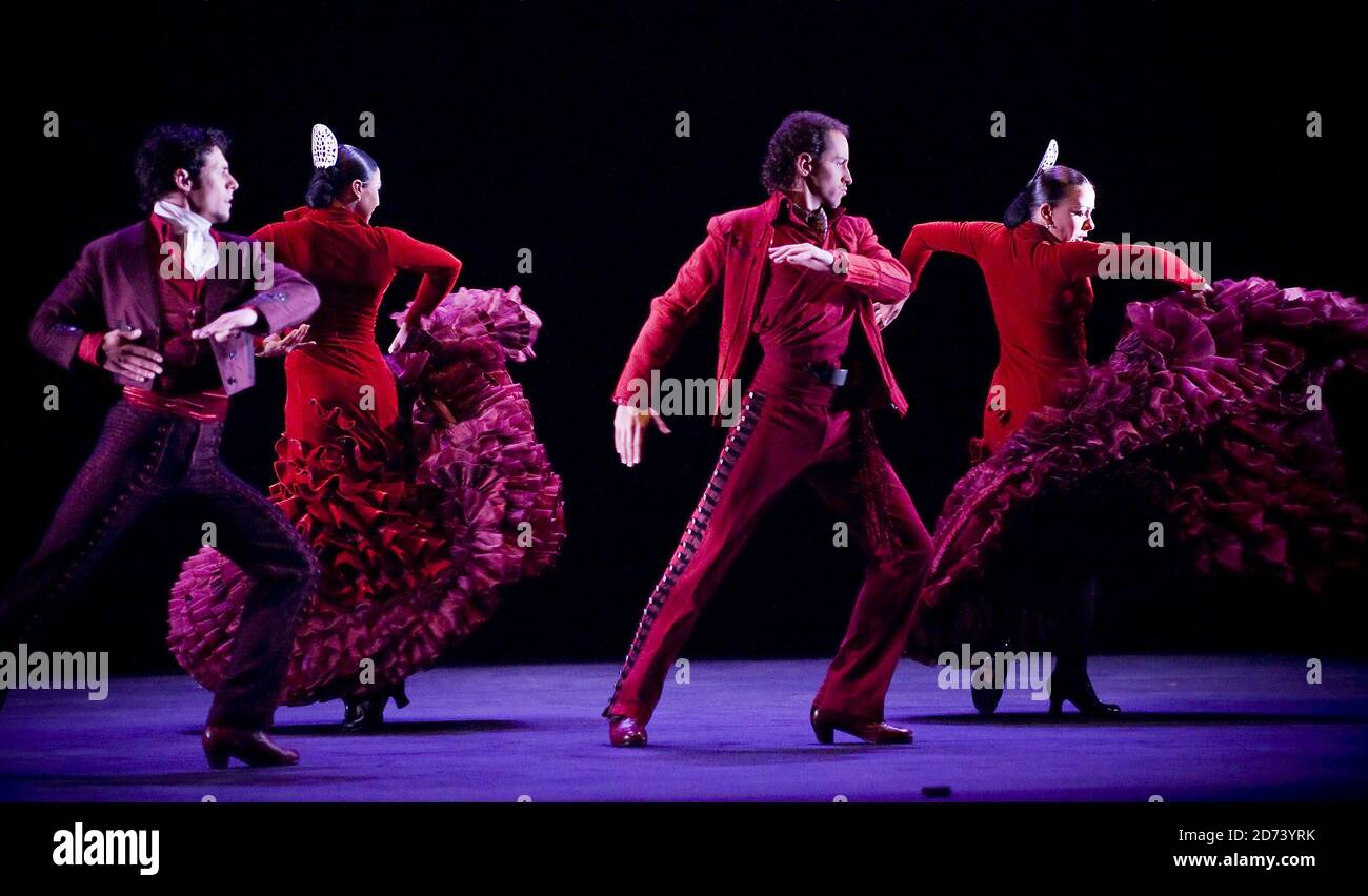 Des danseurs du Ballet Nacional de Espana produisent « Dualia / la Leyenda » au théâtre du Colisée, dans le centre de Londres. Banque D'Images