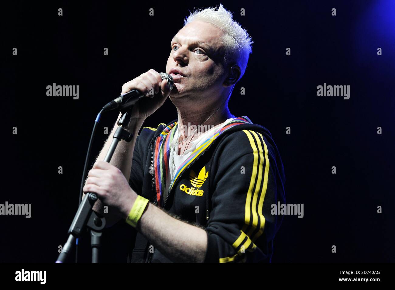 Andy Bell se produit en direct sur le site de l'IndigO2, dans l'est de Londres, dans le cadre du concert de collecte de fonds acoustique de Mencap Our Friends. Banque D'Images