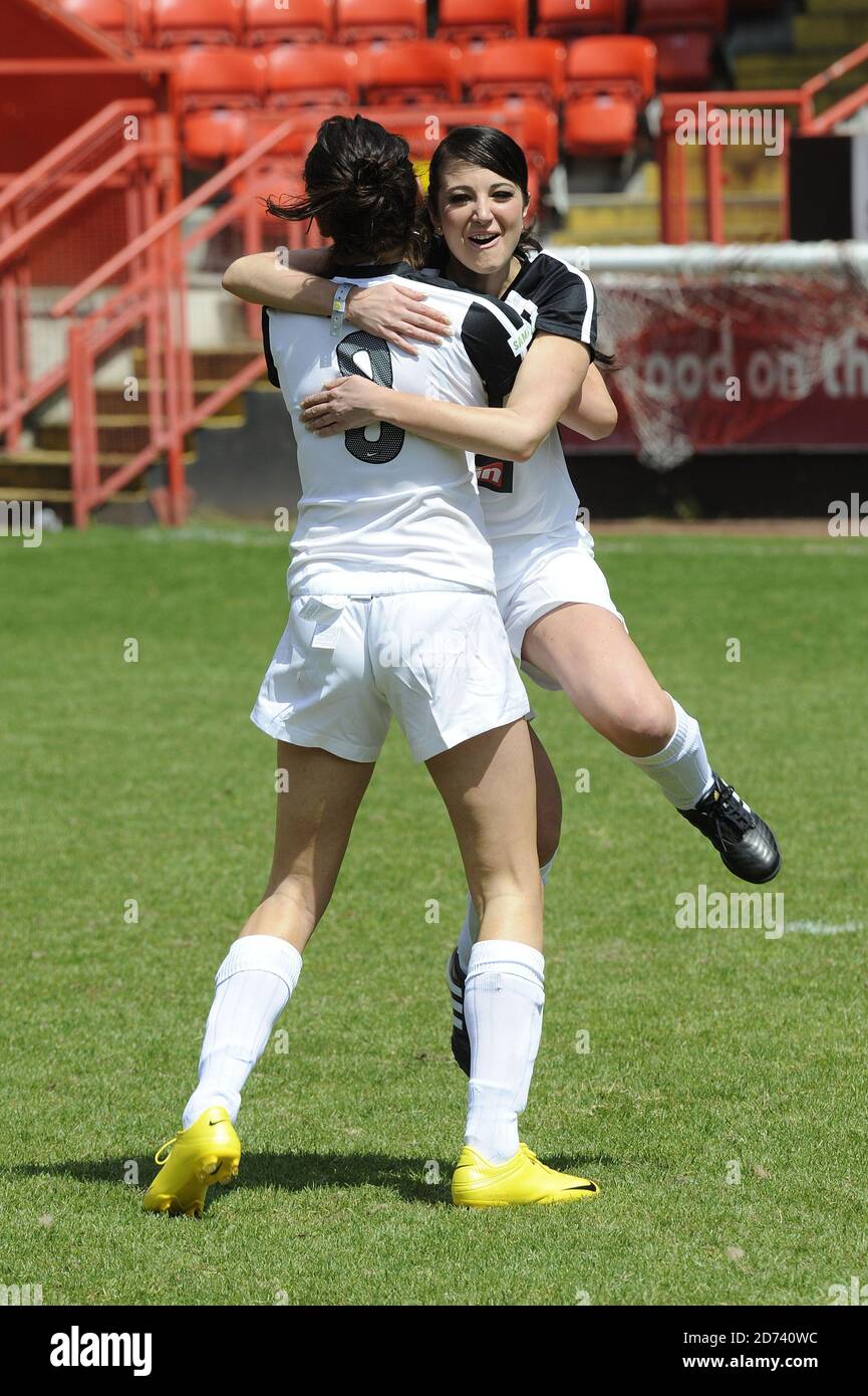 Tulisa Contostavlos de N-Dubz participe au tournoi Celebrity Soccer six à l'aide de l'association caritative Samaritans qui s'est tenue au Charlton Athletic football Club dans l'est de Londres. Banque D'Images