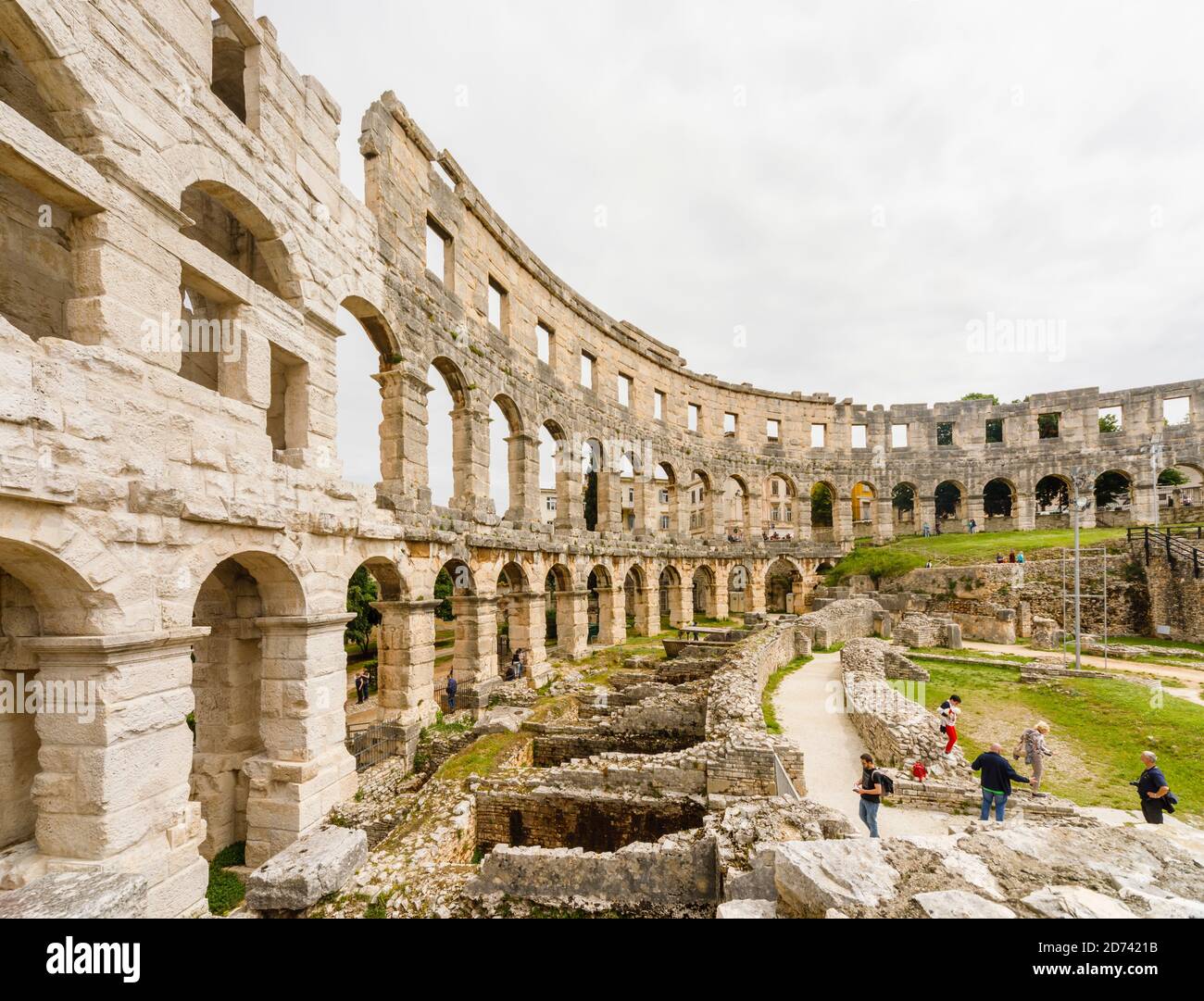 Vue sur les murs et les vestiges de l'intérieur de l'ancien amphithéâtre romain emblématique de Pula, Istria, Croatie, une des principales attractions touristiques locales Banque D'Images