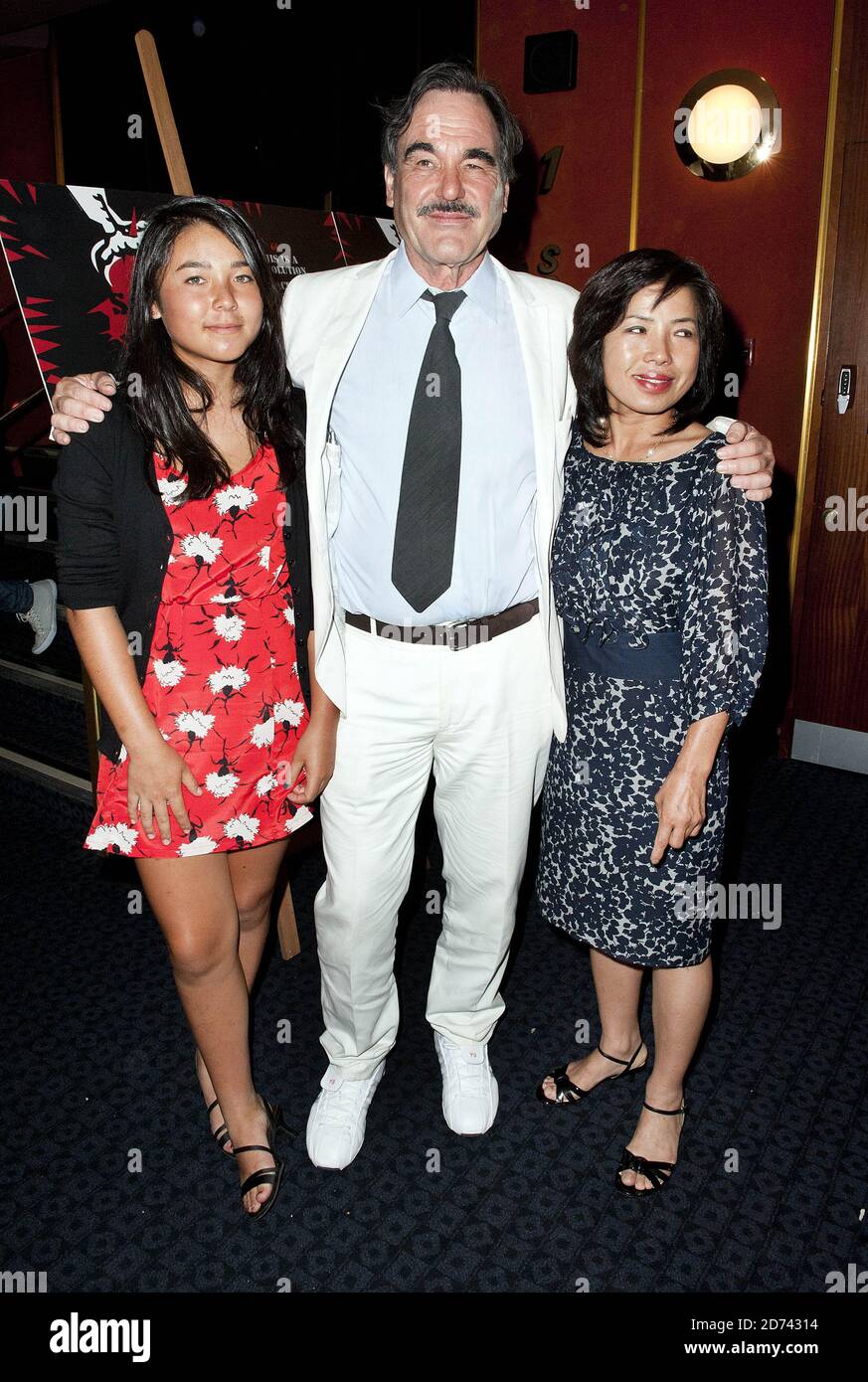 Oliver Stone avec sa femme Sun-jung Jung et sa fille Tara Stone assistent à la première de « South of the Border » au cinéma Curzon de Mayfair, dans le centre de Londres. Banque D'Images