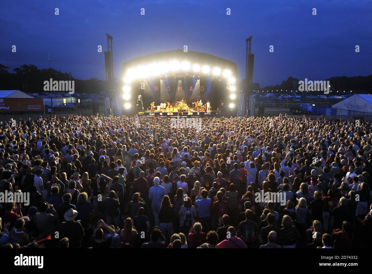 Une vue d'ensemble lors de la représentation d'Ozomatli le premier jour du festival Womad, à Malmesbury, dans le Wiltshire. Date de la photo : 23 juillet 2010. M maladie croisée/EMPICS Banque D'Images