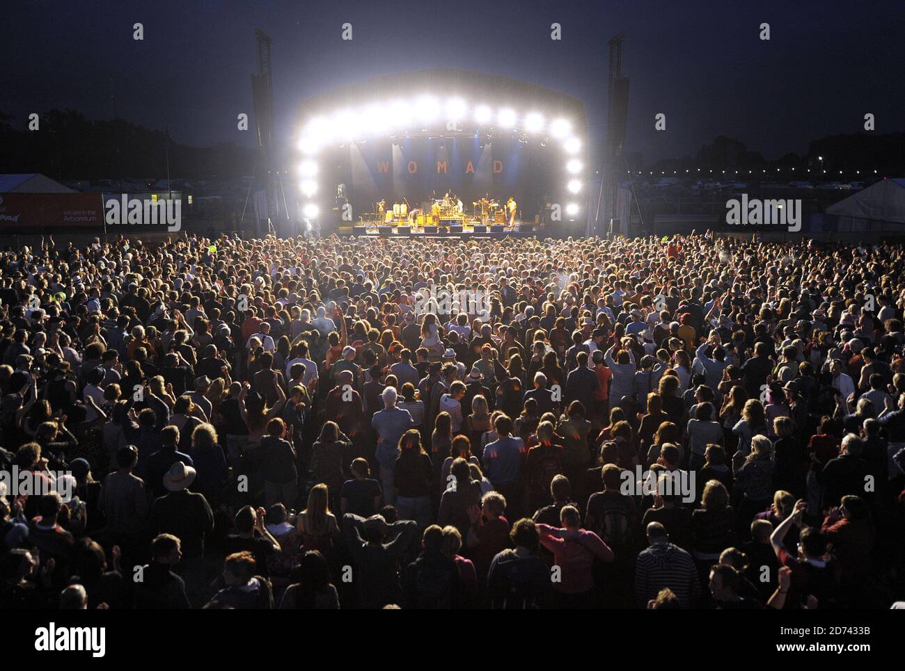 Une vue d'ensemble lors de la représentation d'Ozomatli le premier jour du festival Womad, à Malmesbury, dans le Wiltshire. Date de la photo : 23 juillet 2010. M maladie croisée/EMPICS Banque D'Images Une vue d'ensemble lors de la représentation d'Ozomatli le premier jour du festival Womad, à Malmesbury, dans le Wiltshire. Date de la photo : 23 juillet 2010. M maladie croisée/EMPICS Banque D'Images