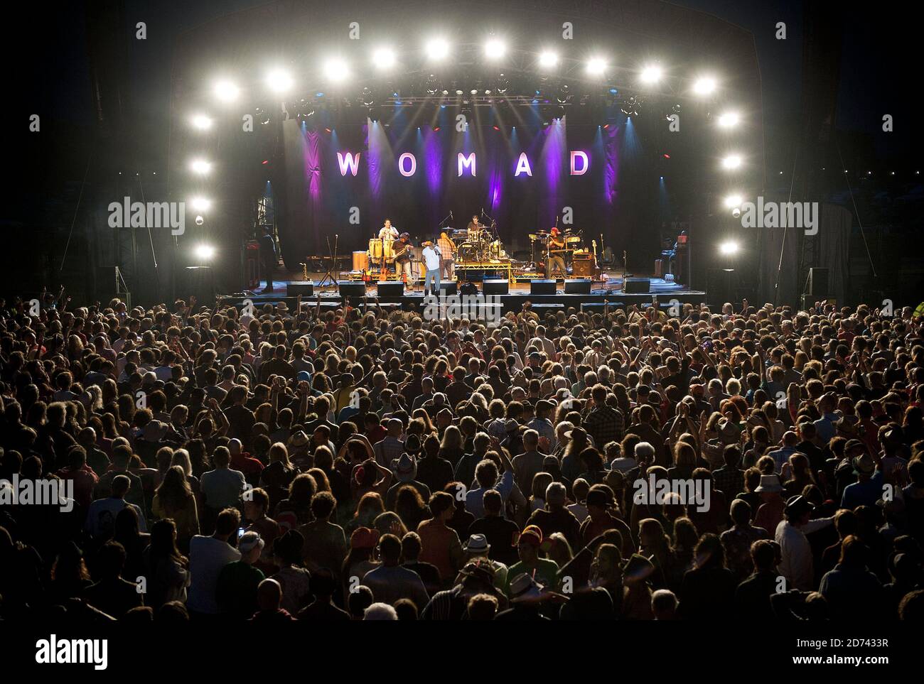 Une vue d'ensemble lors de la représentation d'Ozomatli le premier jour du festival Womad, à Malmesbury, dans le Wiltshire. Date de la photo : 23 juillet 2010. M maladie croisée/EMPICS Banque D'Images Une vue d'ensemble lors de la représentation d'Ozomatli le premier jour du festival Womad, à Malmesbury, dans le Wiltshire. Date de la photo : 23 juillet 2010. M maladie croisée/EMPICS Banque D'Images