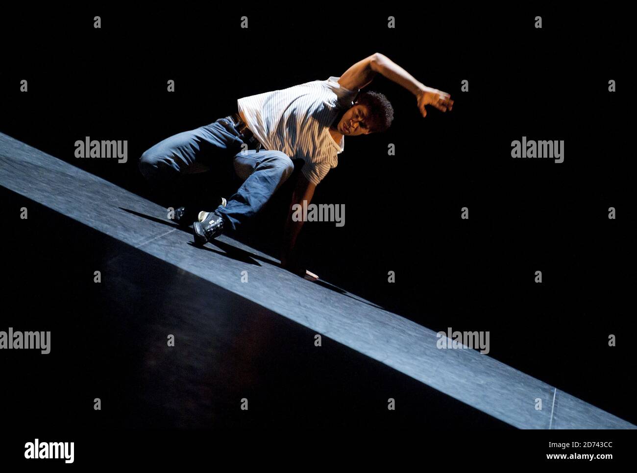 Carlos Acosta interprète des scènes du nouveau spectacle Premieres, au théâtre Coliseum dans le centre de Londres. Banque D'Images