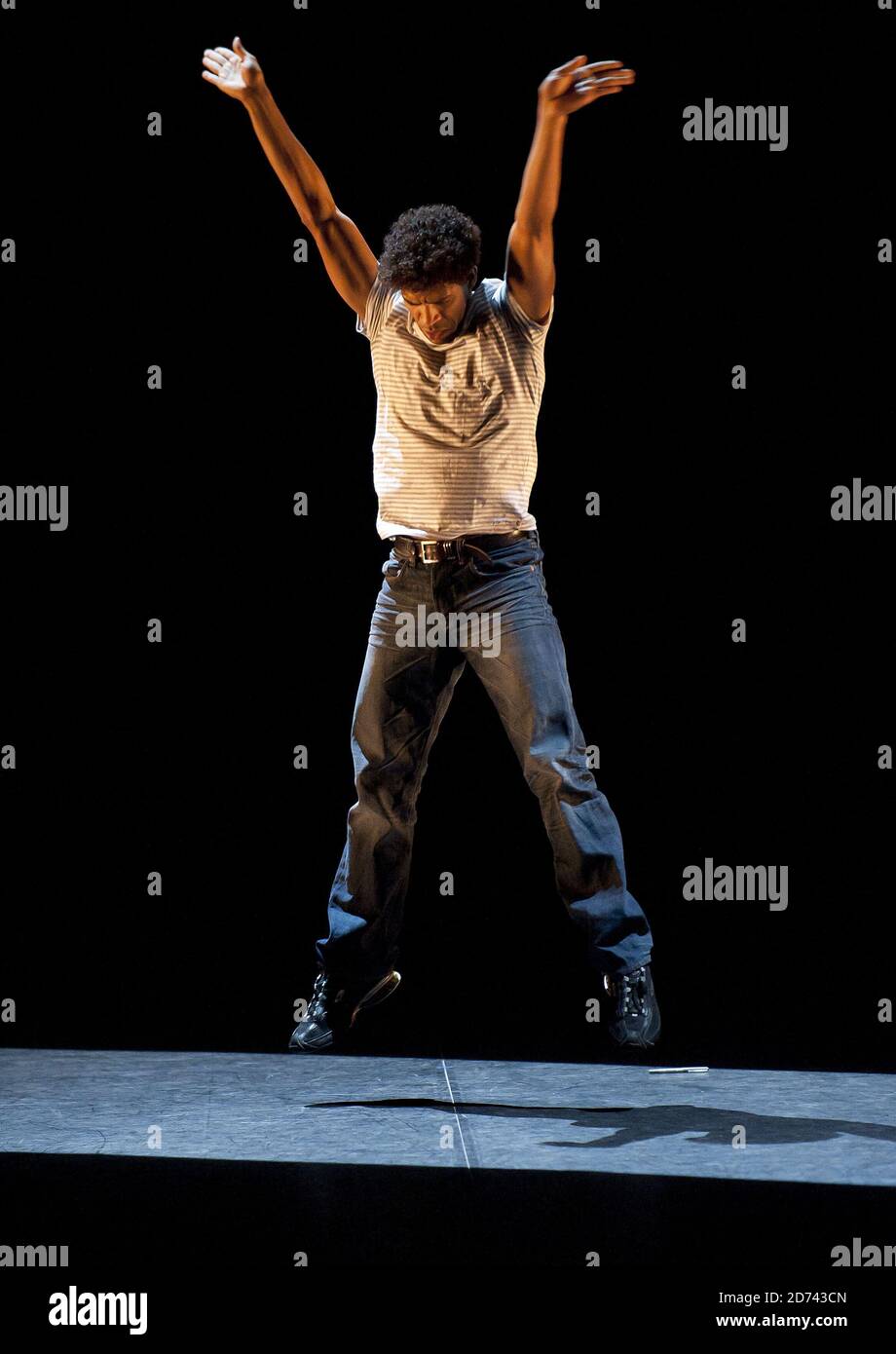 Carlos Acosta interprète des scènes du nouveau spectacle Premieres, au théâtre Coliseum dans le centre de Londres. Banque D'Images