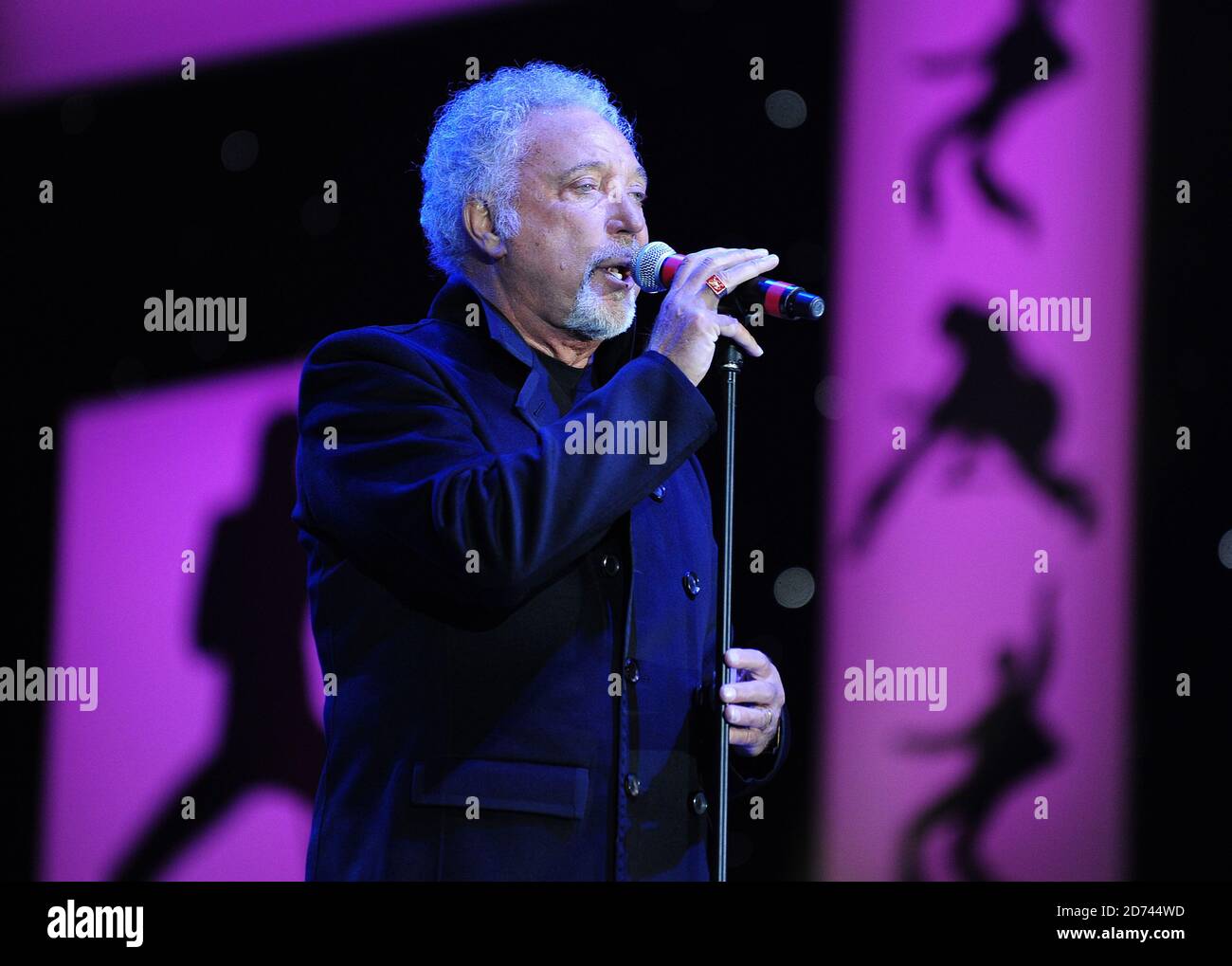 Tom Jones se présentant au concert Elvis Forever de la BBC radio 2 à Hyde Park, dans le centre de Londres. Banque D'Images