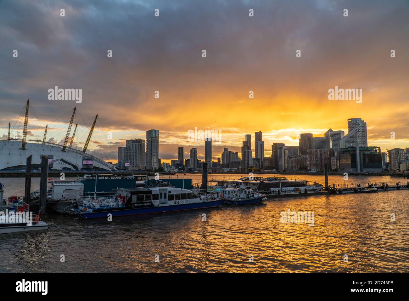 Horizon de Londres en direction de Canary Wharf , le quartier central des affaires de Londres sur l'île des chiens Banque D'Images