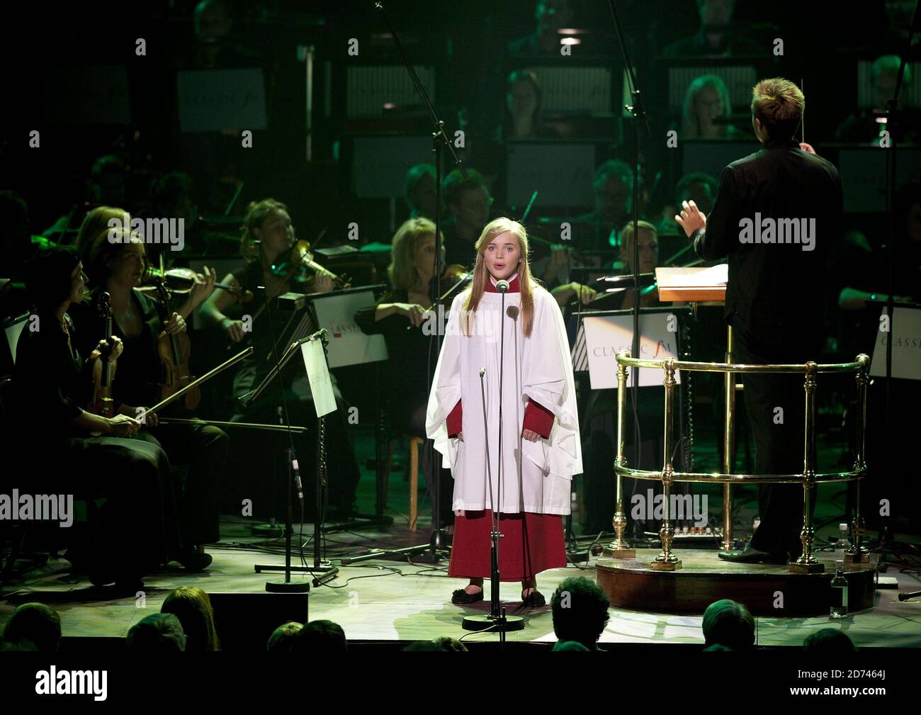 Isabel Suckling se produit avec le Royal Liverpool Philharmonic Orchestra au Classic FM Live, au Royal Albert Hall, dans le centre de Londres. Banque D'Images