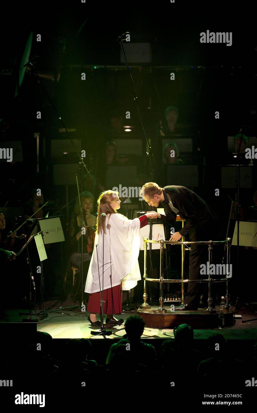 Isabel Suckling se produit avec le Royal Liverpool Philharmonic Orchestra au Classic FM Live, au Royal Albert Hall, dans le centre de Londres. Banque D'Images