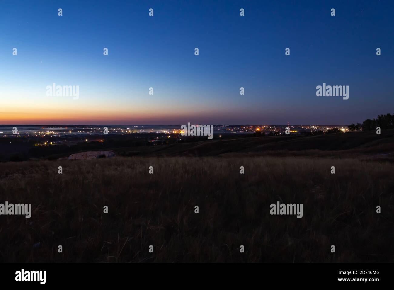 coucher de soleil sur une petite ville Banque D'Images