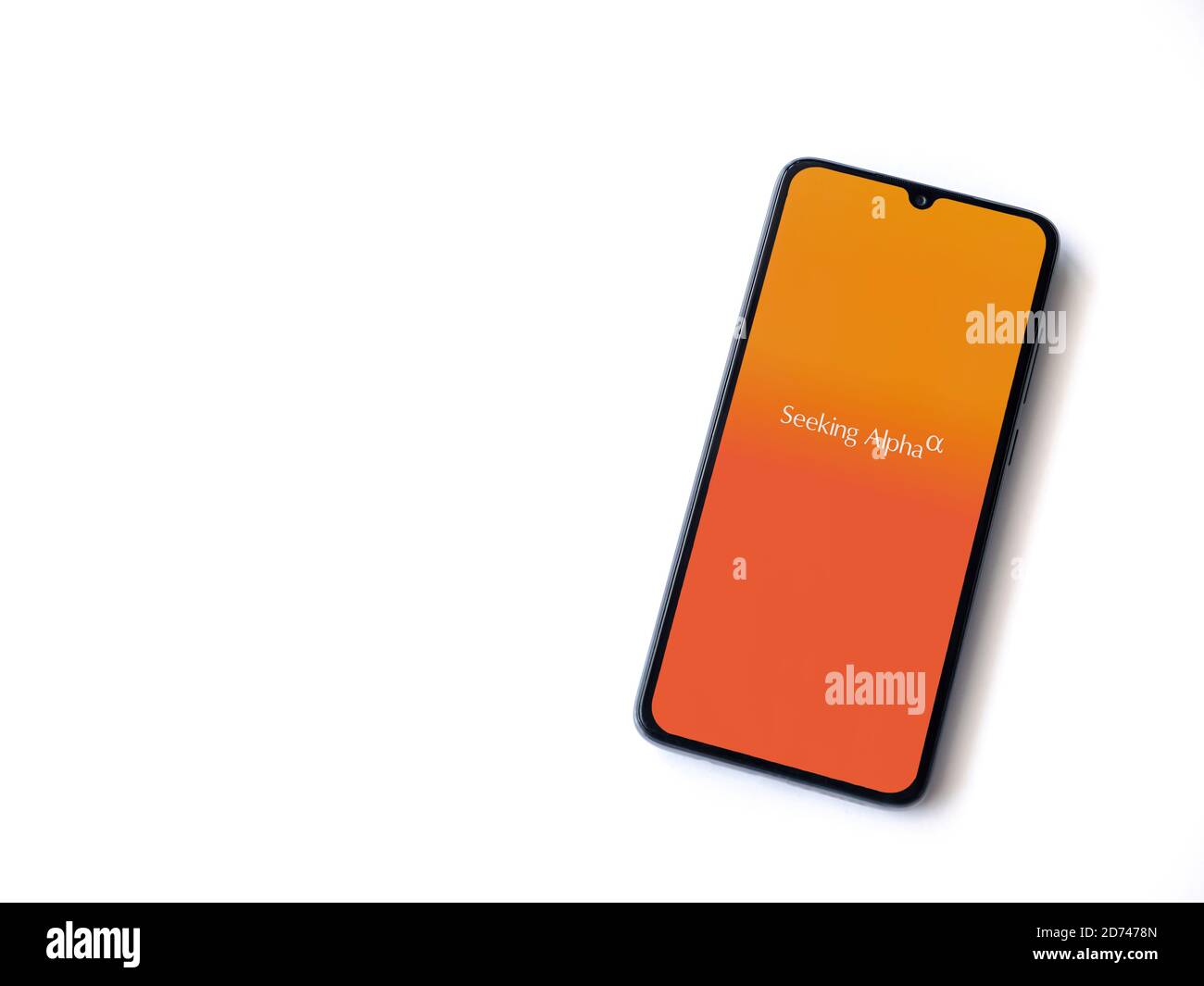 LOD, Israël - 8 juillet 2020 : écran de lancement de l'application Alpha à la recherche avec logo sur l'écran d'un smartphone mobile noir isolé sur fond blanc. Haut vi Banque D'Images