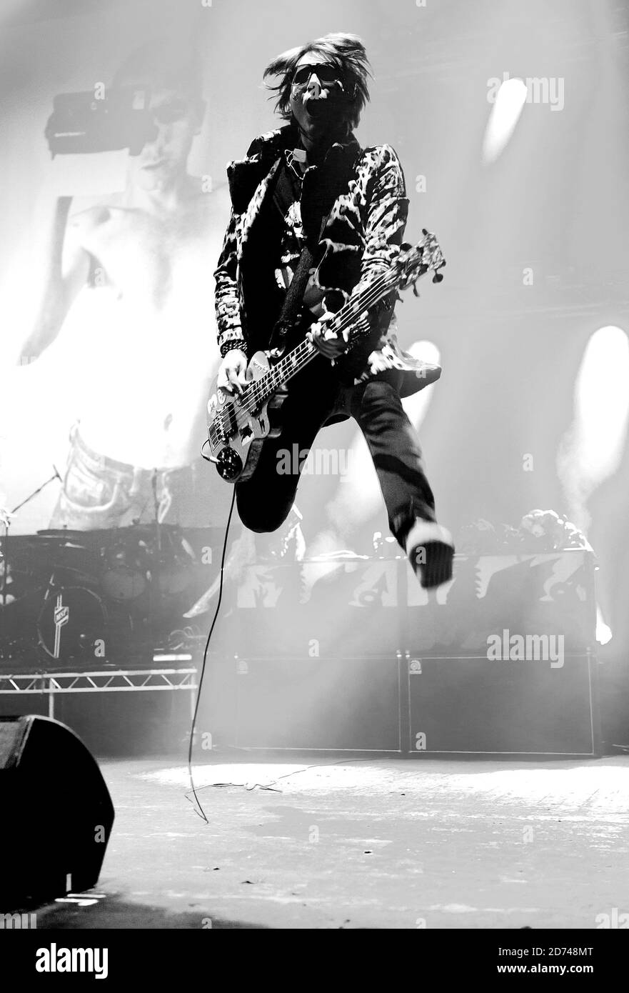 Nicky Wire, de Manic Street Preachers, se produit en direct au concert de la XFM Winter Wonderland, à l'O2 Brixton Academy, dans le sud de Londres. Banque D'Images