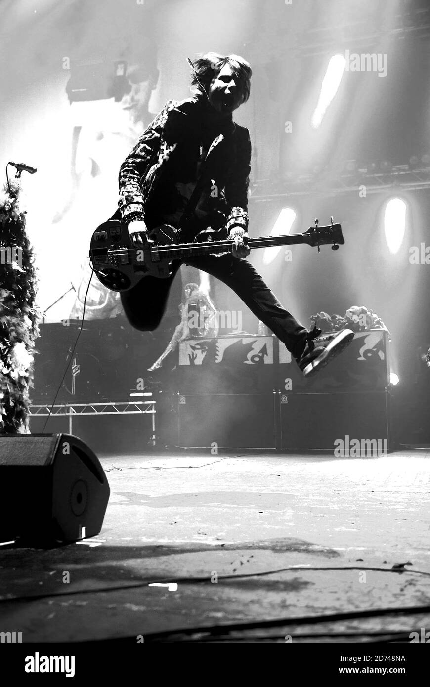 Nicky Wire, de Manic Street Preachers, se produit en direct au concert de la XFM Winter Wonderland, à l'O2 Brixton Academy, dans le sud de Londres. Banque D'Images