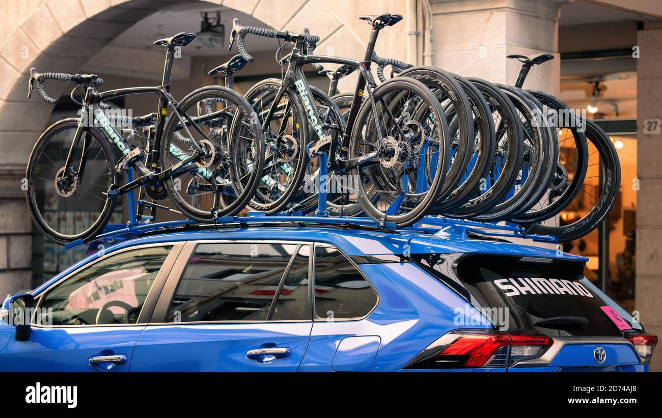 'Giro d'Italia' 2020Udine. Assistance technique voiture de transport de vélos de course de rechange. Banque D'Images