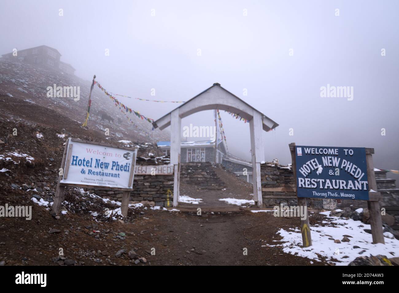 Népal, circuit Annapurna, camp de Thorong Phedi. Vue sur les lodges par une journée froide et brumeuse d'octobre. Banque D'Images