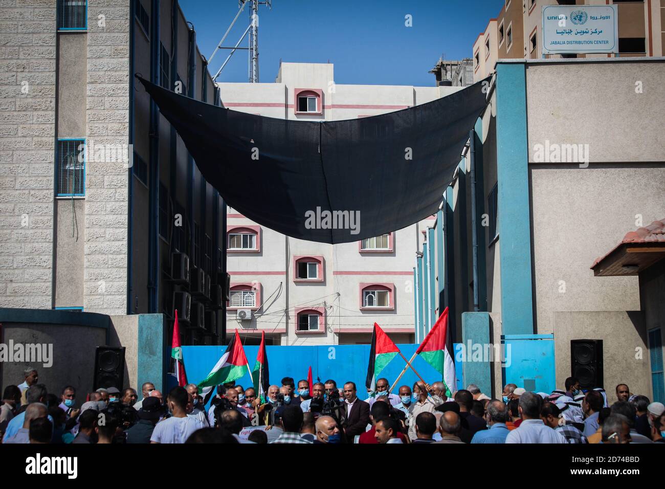 Gaza, Palestine. 20 octobre 2020. Des dizaines de Palestiniens ont participé à un stand de protestation devant le siège de l'Office de secours et de travaux des Nations Unies pour les réfugiés de Palestine (UNRWA), au centre du camp de Jabalia, dans le nord de Gaza, rejetant ce qu'ils ont décrit comme une « réduction » des services et de l'assistance fournis aux réfugiés palestiniens. Au cours du stand appelé par le 'Comité des Forces nationales et islamiques', les participants ont levé des bannières refusant de réduire l'aide. (Photo de Ramez Habboub/Pacific Press/Sipa USA) crédit: SIPA USA/Alay Live News Banque D'Images