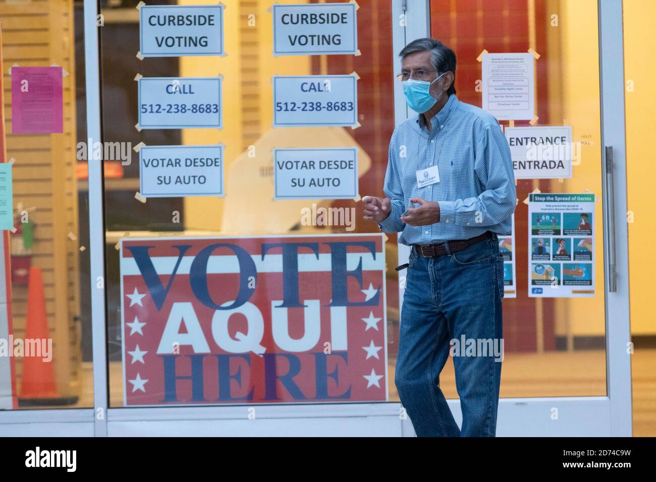 Austin, Texas le 20 octobre 2020 : le juge d'élection Rogelio Cipriano salue les électeurs lorsqu'ils arrivent à un bureau de vote par anticipation. Le comté a atteint en moyenne un record de 35,000 électeurs par jour et il reste deux semaines avant les élections du 3 novembre. Les Texans ont voté plus de quatre millions de bulletins de vote jusqu'à présent. Crédit : Bob Daemmrich/Alay Live News Banque D'Images Austin, Texas le 20 octobre 2020 : le juge d'élection Rogelio Cipriano salue les électeurs lorsqu'ils arrivent à un bureau de vote par anticipation. Le comté a atteint en moyenne un record de 35,000 électeurs par jour et il reste deux semaines avant les élections du 3 novembre. Les Texans ont voté plus de quatre millions de bulletins de vote jusqu'à présent. Crédit : Bob Daemmrich/Alay Live News Banque D'Images