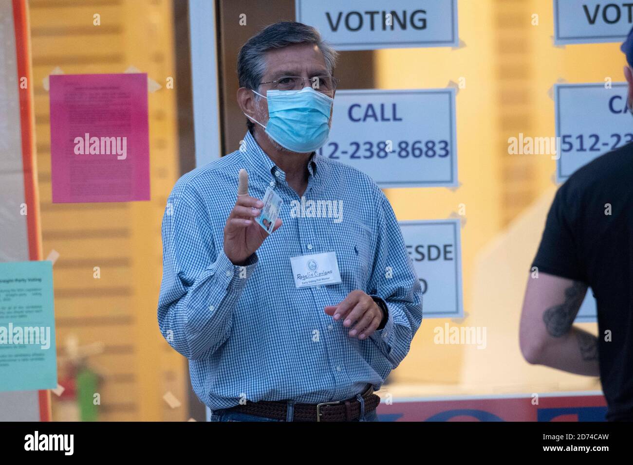 Austin, Texas le 20 octobre 2020 : le juge d'élection Rogelio Cipriano aide un électeur qui a besoin d'une pièce d'identité alors que les électeurs du comté de Travis arrivent à un bureau de vote par anticipation. Le comté a atteint en moyenne un record de 35,000 électeurs par jour et il reste deux semaines avant les élections du 3 novembre. Les Texans ont voté plus de quatre millions de bulletins de vote jusqu'à présent. Crédit : Bob Daemmrich/Alay Live News Banque D'Images Austin, Texas le 20 octobre 2020 : le juge d'élection Rogelio Cipriano aide un électeur qui a besoin d'une pièce d'identité alors que les électeurs du comté de Travis arrivent à un bureau de vote par anticipation. Le comté a atteint en moyenne un record de 35,000 électeurs par jour et il reste deux semaines avant les élections du 3 novembre. Les Texans ont voté plus de quatre millions de bulletins de vote jusqu'à présent. Crédit : Bob Daemmrich/Alay Live News Banque D'Images