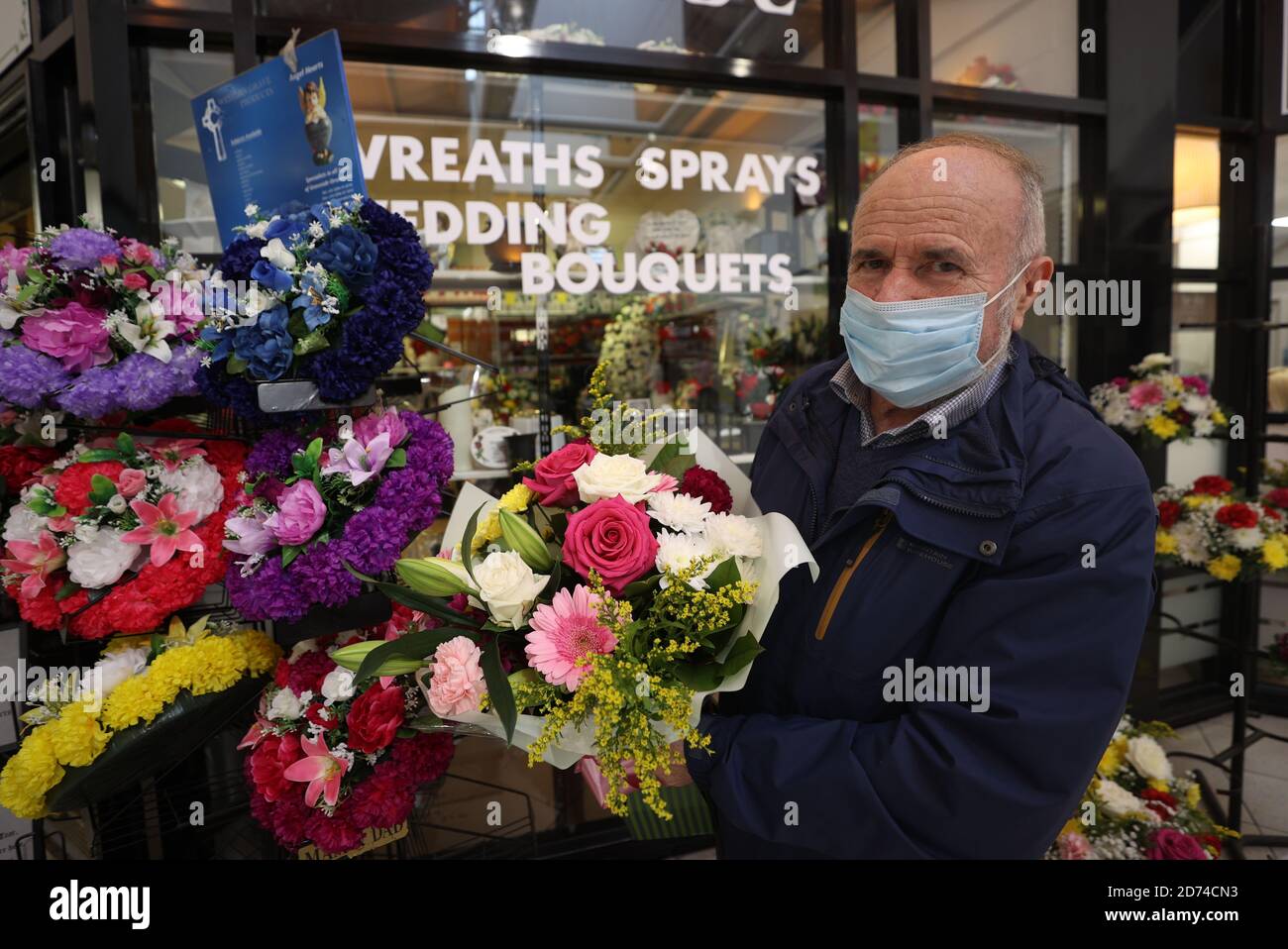 Martin travers, propriétaire de pétales de fleurs au Centre Clanbrassil, Dundalk. Banque D'Images