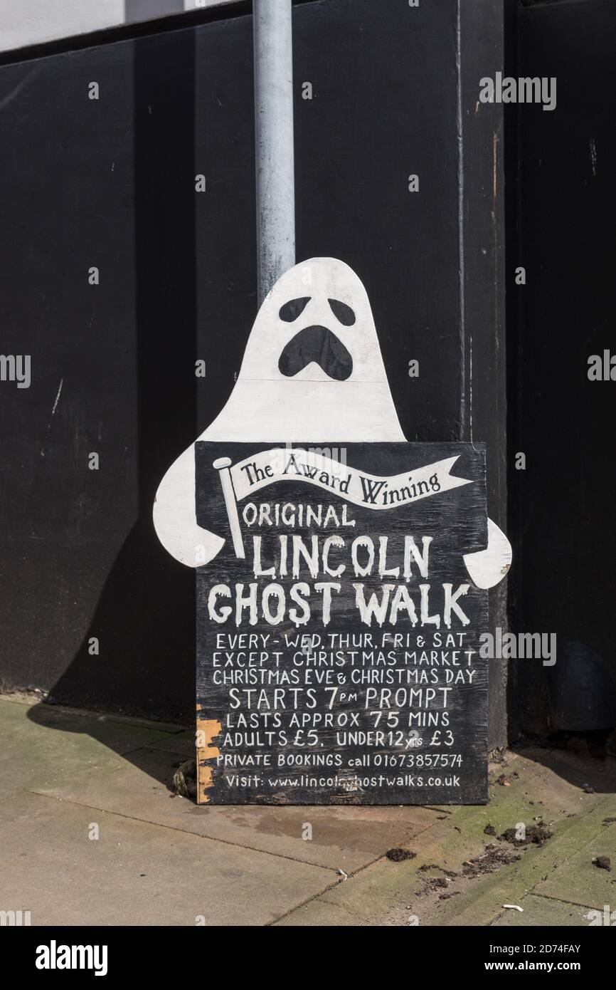 Tableau de craie faisant la publicité de la Lincoln Ghost Walk primée, avec une figure effrayante, Lincoln, Royaume-Uni Banque D'Images