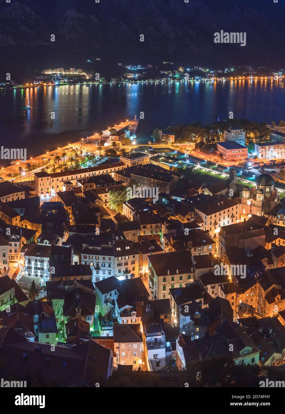Vue de nuit de l'église notre-Dame de Remedy, située sur le 240ème mètre d'altitude de l'échelle de Kotor sur le chemin de la forteresse St Jean. Banque D'Images