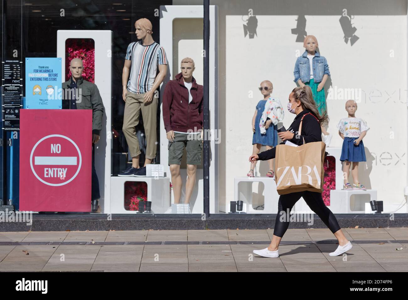 Photo : une femme passe devant un magasin à Oxford Street, dans le centre-ville de Swansea, au pays de Galles, au Royaume-Uni. Dimanche 27 septembre 2020 objet : fermeture locale pour Banque D'Images