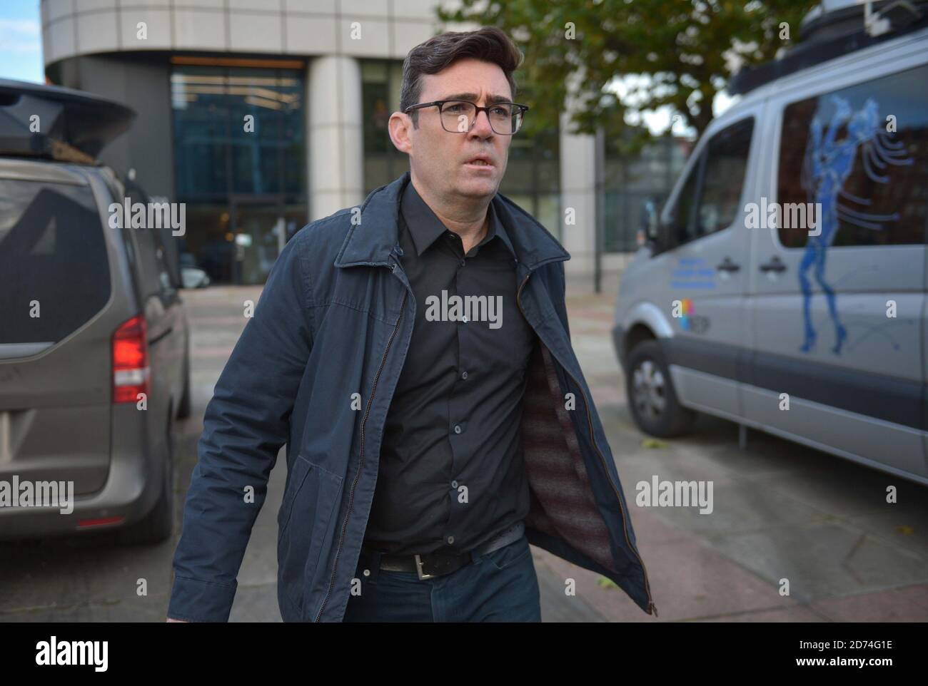 Le maire du Grand Manchester, Andy Burnham, arrive pour parler aux médias devant Bridgewater Hall, à Manchester, à la suite de pourparlers à la dernière occasion avec le Premier ministre visant à obtenir un soutien financier supplémentaire pour son consentement à de nouvelles restrictions concernant les coronavirus. Le Grand Manchester sera soumis à des contrôles plus stricts du coronavirus après la conclusion des pourparlers sans accord. Banque D'Images