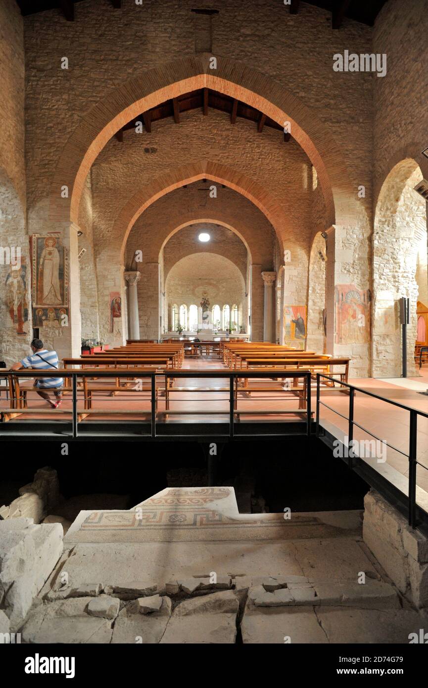Italie, Basilicate, Venosa, Abbaye de la Trinité Banque D'Images