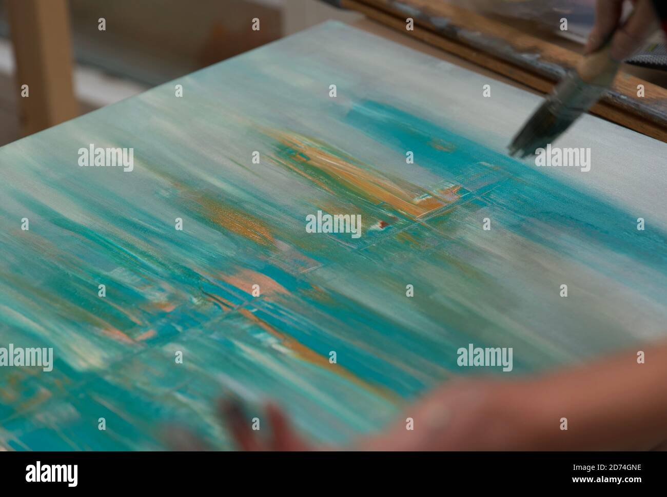 Femme peint un art abstrait aux couleurs vives dans le studio de l'artiste. Composition horizontale, plein cadre, espace de copie. Banque D'Images