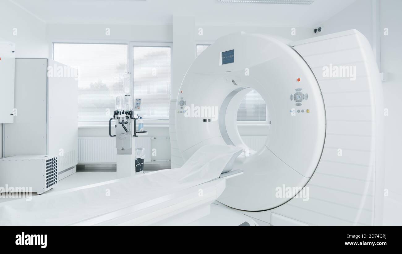 Scanner médical, IRM ou TEP au laboratoire de l'hôpital moderne. Equipement de médic technique avancé et fonctionnel dans un blanc propre Banque D'Images