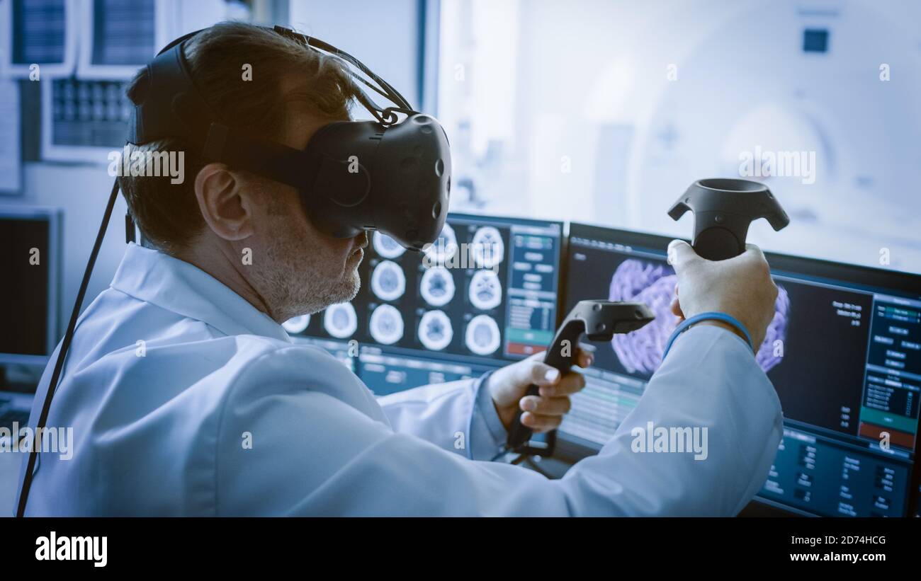 Concept futuriste : en laboratoire médical, le chirurgien porte un casque de réalité virtuelle utilise des contrôleurs pour faire fonctionner le patient à distance avec un robot médical Banque D'Images